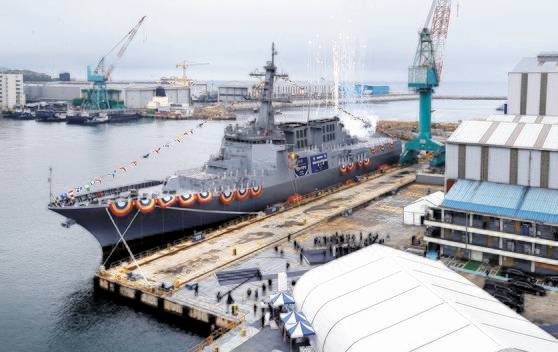 지난해 7월 28일 울산 현대중공업에서 열린 정조대왕함 진수식에서 축포가 터지고 있다. 대통령실사진기자단