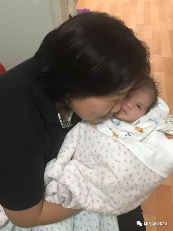 김미나는 이날 인터뷰에서 둘째 아이 출산 당시 산후조리를 도와준 은인인 친구 어머님에게 무한한 감사를 표한다고 밝혔다. [사진 본인제공]