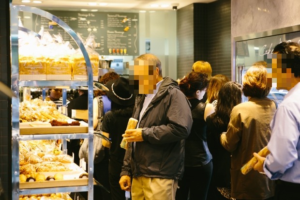 파리바게뜨 뉴욕 브로드웨이점에서 고객들이 빵을 고르고 있다. /제공 = 파리바게뜨