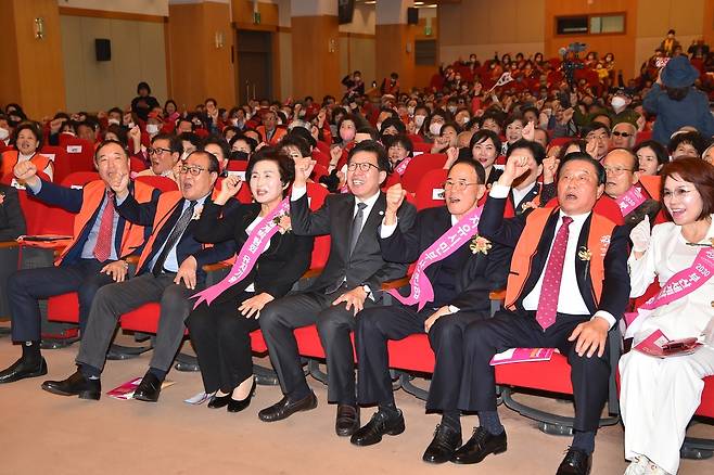 Busan Mayor Park Heong-joon (fourth from left, front row) celebrates the launch of "Silver Supporters" composed of over 600 citizens in Busan, Ulsan and adjacent areas of South Gyeongsang Province on Tuesday. (Busan Metropolitan Government)