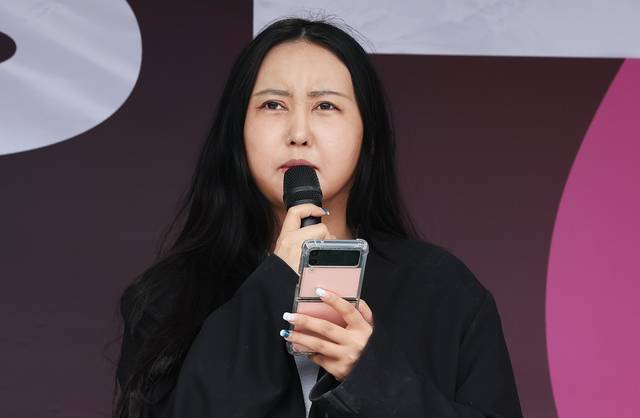 정유라씨가 지난해 5월 경기도 수원에서 열린 무소속 강용석 경기지사 후보 출정식에서 지지 발언을 하고 있다.  연합뉴스