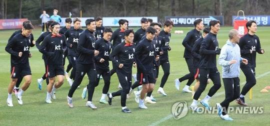 축구 국가대표 선수들이 26일 오후 경기도 파주 국가대표트레이닝센터(NFC)에서 가볍게 운동장을 돌며 몸을 풀고 있다. [연합뉴스]