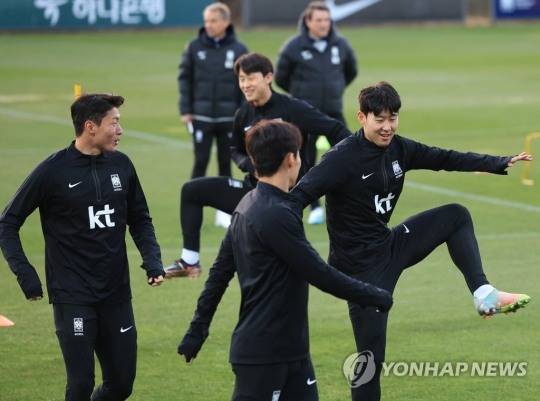 축구 국가대표 선수들이 26일 오후 경기도 파주 국가대표트레이닝센터(NFC)에서 가볍게 운동장을 돌며 몸을 풀고 있다. [연합뉴스]
