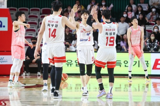 LG 꺾은 SK 선수들. [KBL 제공]