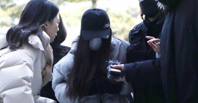 2살 아들을 집에 혼자 두고 사흘간 방치해 숨지게 한 혐의를 받는 A 씨가 지난 2월 4일 구속영장심사를 받기 위해 인천시 미추홀구 인천지법으로 들어서고 있다/사진=연합뉴스