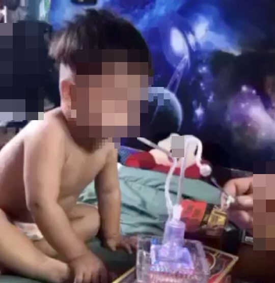 필로폰으로 의심되는 약물을 흡입하는 베트남 아기의 모습. [사진출처 = 온라인 커뮤니티]