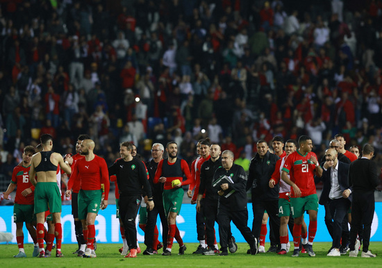 모로코 축구 대표팀이 26일(한국시각) 브라질과의 평가전에서 2-1로 승리했다. 사진은 이날 경기에서 승리한 모로코 선수들이 홈 팬들에게 인사하는 장면. /사진=로이터