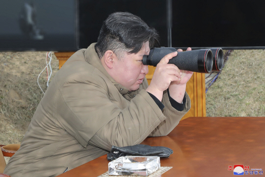 김정은 북한 국무위원장이 23일 함경남도 리원군 해안에서 수중 공격형 무기 훈련을 현지 지도하고 있다. 뉴시스