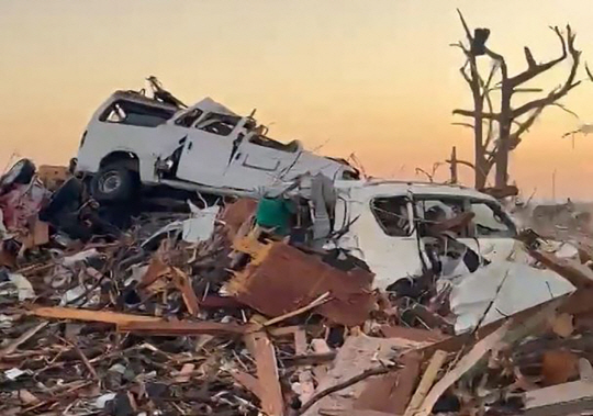 25일(현지시간) 미국 미시시피 주를 덮친 토네이도로 인해 파손된 잔해 위로 차량이 널부러져 있다. AFP·연합뉴스