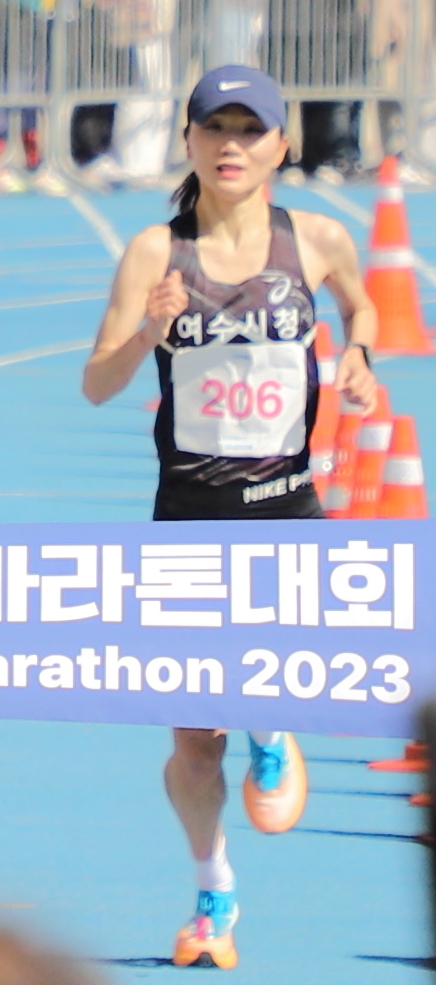 김은미가 2023 인천국제하프 마라톤 결승전을 통과하고 있다. (사진=대한육상연맹 제공) *재판매 및 DB 금지