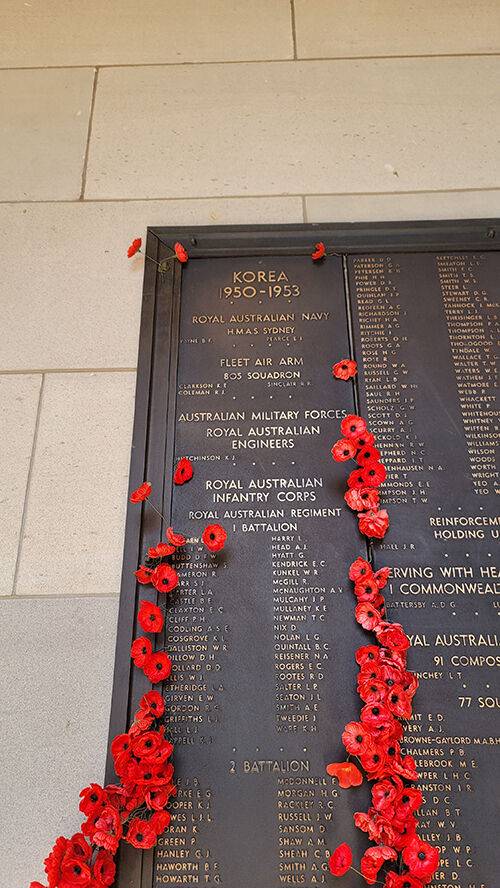 한국전 명패와 양귀비꽃