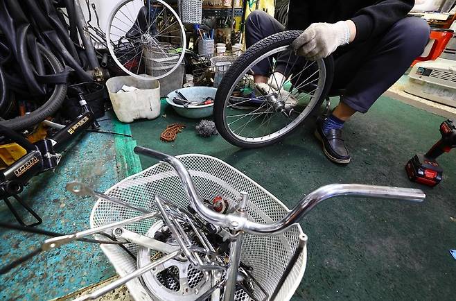 반짝이도록 녹을 제거한 부품들이 조립 과정을 기다리고 있다.