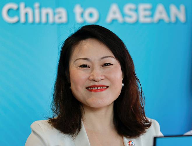 호우&nbsp;양치 아세안 주재 중국대사가 21일 인도네시아 자카르타에서 열린 기자회견에서 발언하고 있다. 자카르타=로이터·연합뉴스