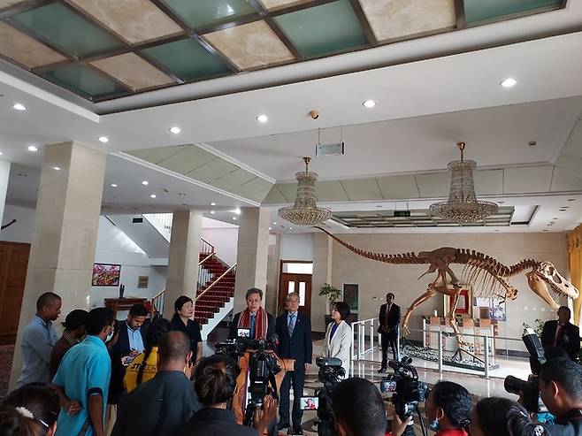 김창범 전 주인도네시아 대사 등 외교장관 특사단이 17일 동티모르 딜리의 대통령궁에서 현지 언론을 상대로 기자회견을 하고 있다. 외교부 제공&nbsp;