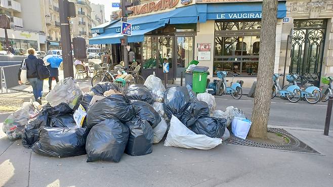 프랑스 파리의 환경미화원들이 파업하면서 쓰레기 수거를 하지 않아 길거리에 쓰레기로 가득 쌓여 있다. 김은수 프랑스 통신원