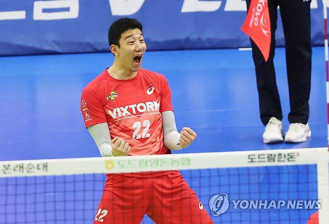 기뻐하는 신영석 (수원=연합뉴스) 홍기원 기자 = 26일 경기도 수원실내체육관에서 열린 프로배구 V리그 남자부 플레이오프 2차전 한국전력 빅스톰과 현대캐피탈 스카이워커스의 경기. 한국전력 신영석이 팀 득점 성공에 기뻐하고 있다. 2023.3.26 xanadu@yna.co.kr