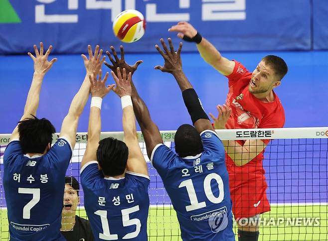 공격하는 타이스 (수원=연합뉴스) 홍기원 기자 = 26일 경기도 수원실내체육관에서 열린 프로배구 V리그 남자부 플레이오프 2차전 한국전력 빅스톰과 현대캐피탈 스카이워커스의 경기. 한국전력 타이스가 공격하고 있다. 2023.3.26 xanadu@yna.co.kr