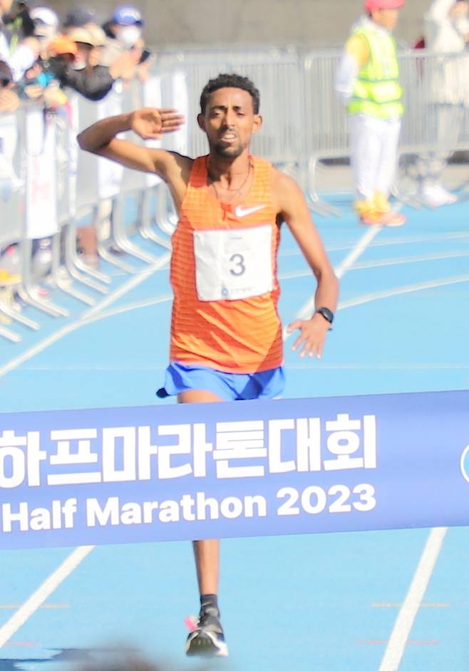 2023 인천국제하프마라톤 국제부 1위에 오른 아데인 [대한육상연맹 제공. 재판매 및 DB금지]