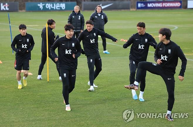 몸 푸는 대표팀 선수들 (파주=연합뉴스) 김도훈 기자 = 축구 국가대표 선수들이 26일 오후 경기도 파주 국가대표트레이닝센터(NFC)에서 가볍게 운동장을 돌며 몸을 풀고 있다. 
    대표팀은 오는 28일 서울월드컵경기장에서 우루과이와 평가전을 치른다. 2023.3.26 superdoo82@yna.co.kr
