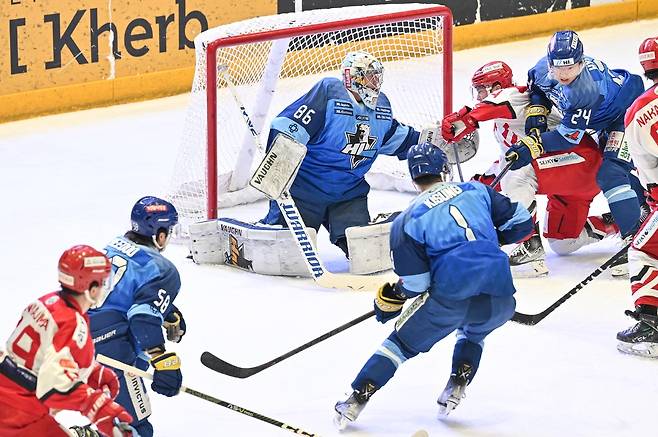 문전에서 공을 다투는 HL 안양(파란 유니폼)과 홋카이도 레드이글스 선수들 [HL 안양 제공. 재판매 및 DB 금지]