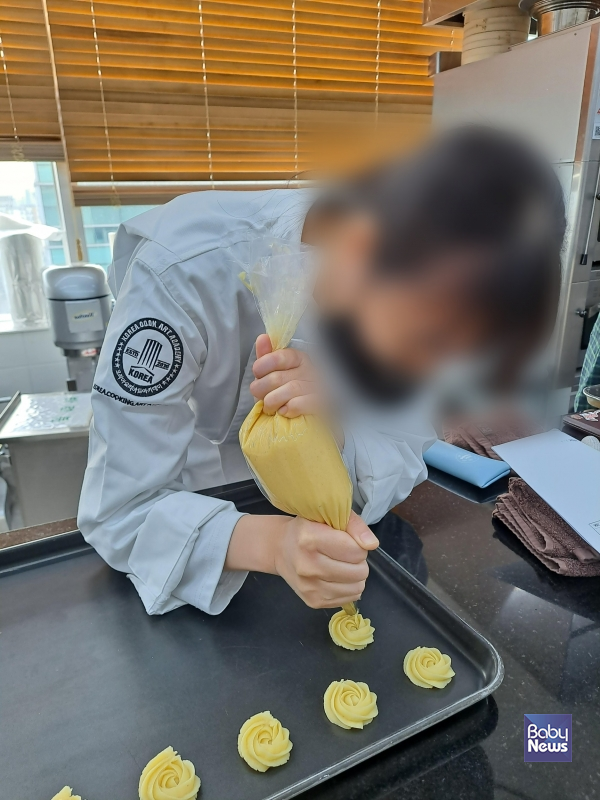 김민지(가명) 자립준비청년이 제과제빵을 배우는 모습. ⓒ초록우산어린이재단