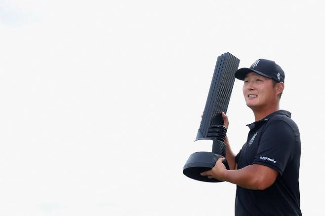 우승 트로피 들고 감격하는 대니 리(사진=AFPBBNews)