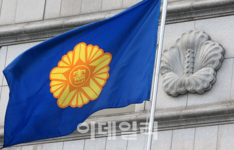 [이데일리 방인권 기자] 서울 종로구 재동 헌법재판소에 게양된 깃발이 펄럭이고 있다.
