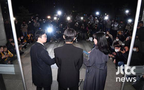 배우 유아인(본명 엄홍식)이 피의자 신분으로 경찰 조사를 마치고 27일 오후 서울 마포구 서울경찰청 마약범죄수사대를 나서며 인터뷰를 하고 있다.  유아인은 프로포폴 상습 투약과 대마, 코카인, 케타민 등 4종류의 마약류 투약 혐의를 받고 있다.  박세완 엔터뉴스팀 기자 park.sewan@jtbc.co.kr (콘텐트비즈니스본부)