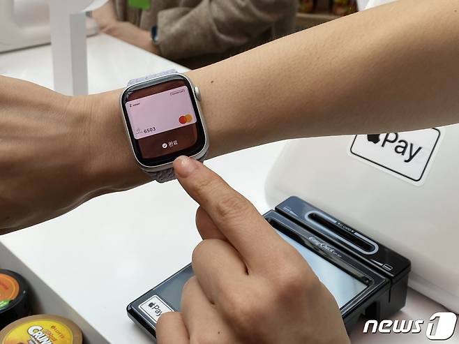 애플페이는 인터넷 연결 없이 애플워치 단독으로 사용할 수 있다. 2023.3.27/뉴스1 ⓒ News1 이기범 기자
