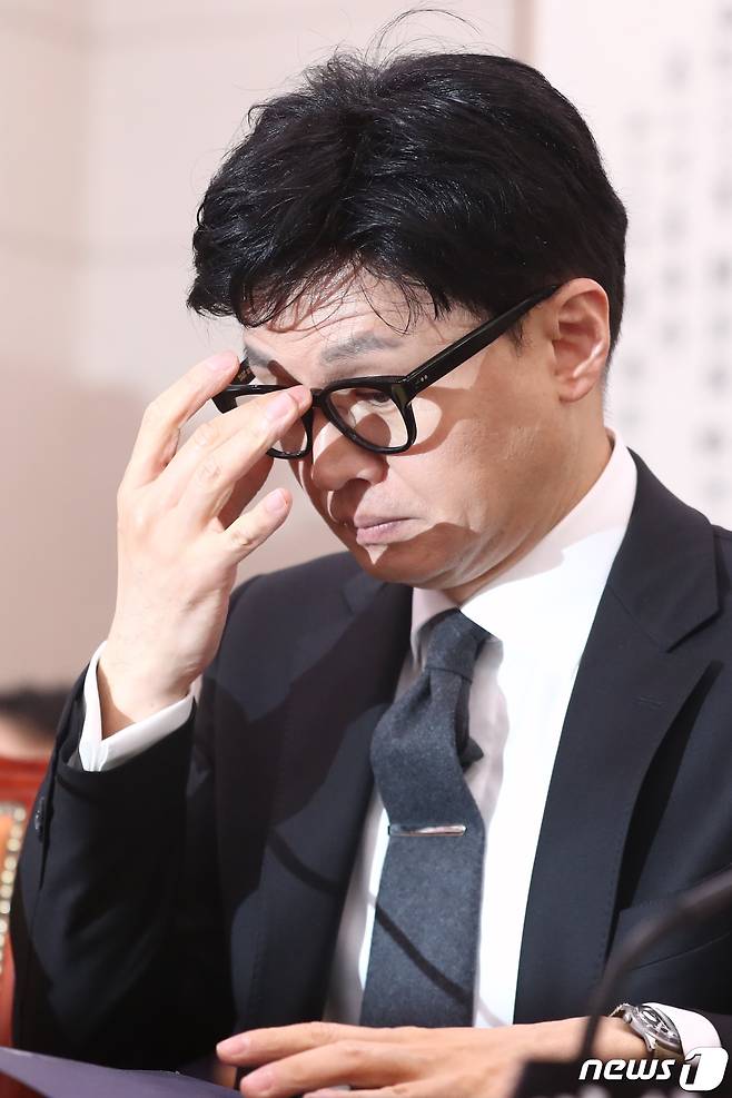 한동훈 법무부 장관이 27일 서울 여의도 국회에서 열린 제404회 국회(임시회) 법제사법위원회 제2차 전체회의에 출석해 안경을 고쳐 쓰고 있다. 2023.3.27/뉴스1 ⓒ News1 유승관 기자