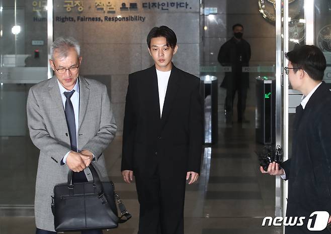 배우 유아인(본명 엄홍식)이 27일 서울 마포구 서울경찰청 마포청사에 출석해 마약 투약 혐의 관련 조사를 마치고 나오고 있다. 2023.3.27/뉴스1 ⓒ News1 김민지 기자