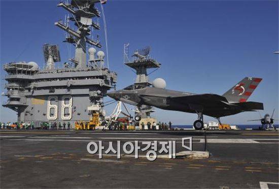 미항모 니미츠에 착륙하는 F-35C