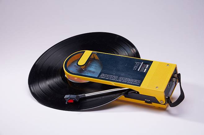 2023년 3월 미국 뉴욕 실패 박물관에 전시된 휴대용 LP플레이어. 휴대하면서 음악을 들을 수 있는 제품인데 음악 품질이 떨어지고 LP앨범 손상 우려로 인기가 떨어졌다./실패박물관 웹사이트