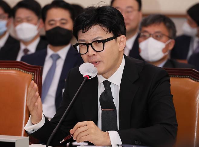 한동훈 법무부 장관이 27일 오전 국회에서 열린 법제사법위원회 전체회의에 출석해 의원질의에 답변하고 있다. /연합뉴스