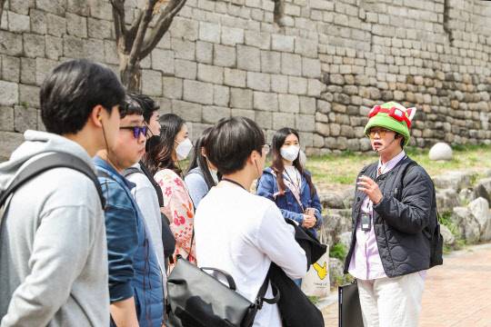 라이엇게임즈가 게임 플레이어를 대상으로 진행하는 역사교육 프로그램 '티모 문화유산 원정대' 참가자들이 한양도성을 걸으며 역사를 배우고 있다.   라이엇게임즈 제공