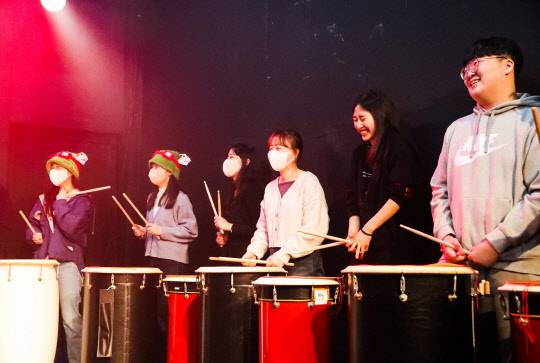 라이엇게임즈가 게임 플레이어를 대상으로 진행하는 역사교육 프로그램 '티모 문화유산 원정대' 참가자들이 소극장 '무극'에서 진행된 전문 공연팀 '화려'의 타악 공연을 감상한 후 악기 연주법을 배우고 있다.  라이엇게임즈 제공