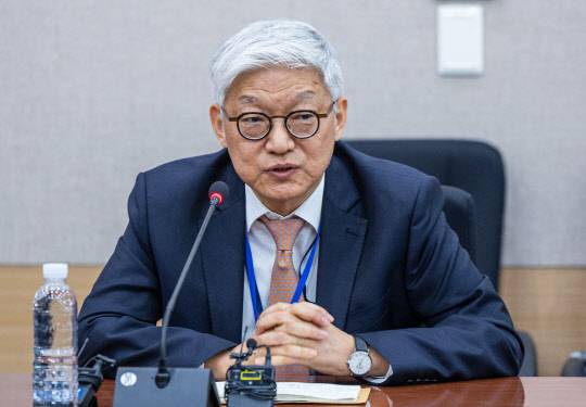 윤덕민 주 일본대사가 27일 오후 서울 종로구 외교부에서 열린 기자간담회에 참석해 한일 관계에 대해 발언하고 있다. 연합뉴스