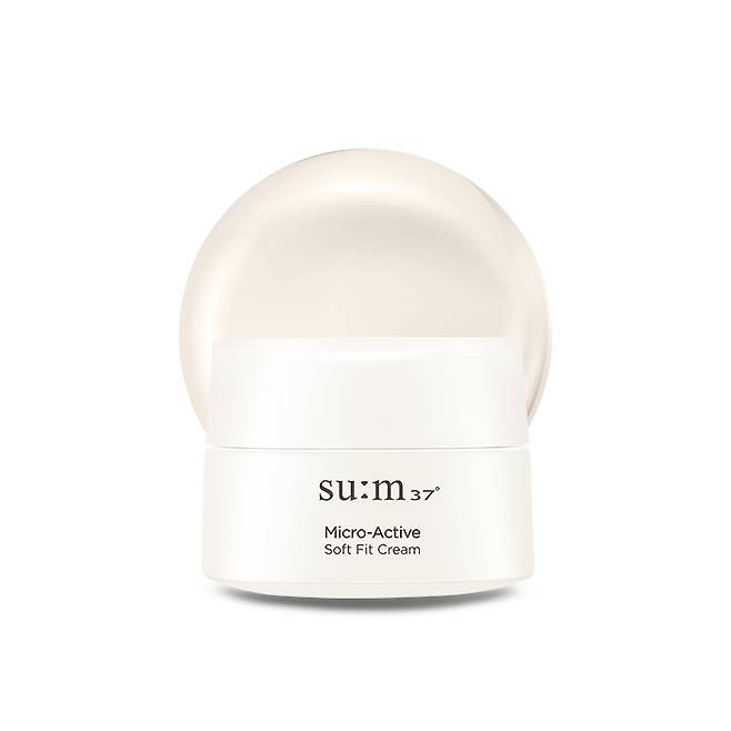 숨 37 마이크로액티브 소프트 크림 - 55가지 식물 추출물과 발효물이 민감하고 거칠어진 피부를 진정시키며 개선하는 생크림 제형 유?수분 보습 성분이 균형 잡힌 크림. 50mL 7만 5천 원.