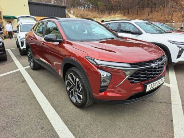 ▲트랙스 크로스오버의 정측면. 동급 최고 수준의 긴 전장과 낮은 전고로 날렵한 인상이 느껴진다.