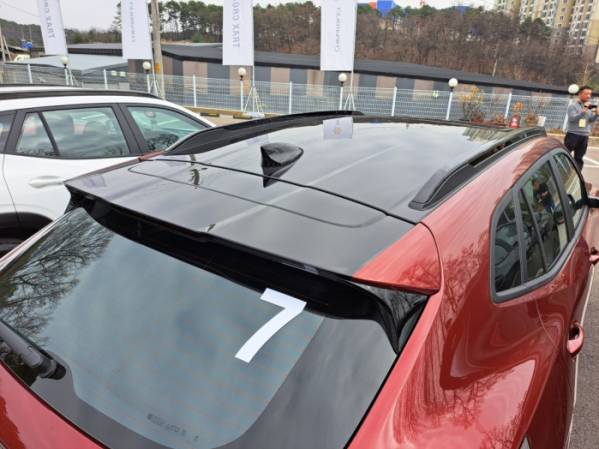 ▲트랙스 크로스오버의 루프. RS 트림에는 투톤 블랙 루프가 적용됐다.