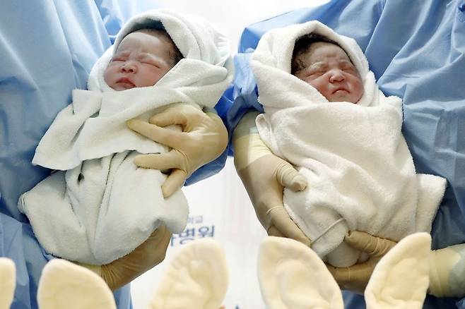 우리나라 합계출산율이 지난해 0.78명을 기록하면서 저출산 고령화 문제가 심각해지고 있다. 2023년 새해 첫 아기가 1일 0시경 경기 고양시 일산 차병원에서 태어났다. 사진=뉴시스