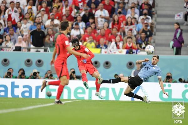 손흥민(왼쪽, 한국 남자축구국가대표팀), 페데리코 발베르데(오른쪽, 우루과이). 대한축구협회 제공