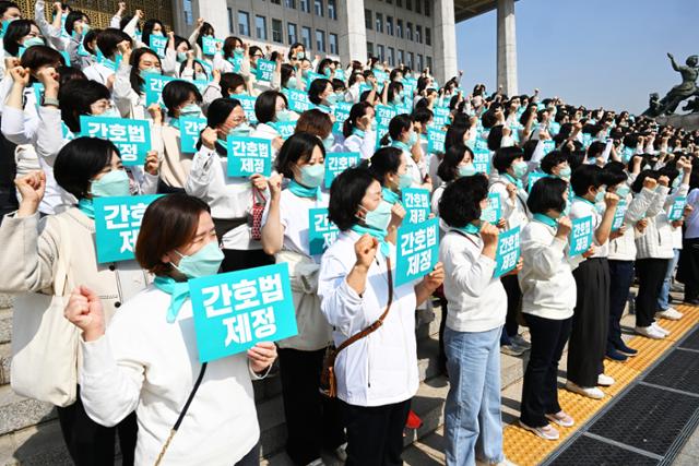 민트천사캠페인 발대식에 참석한 간호사들이 22일 국회 본청 앞에서 간호법 제정을 촉구하고 있다. 고영권 기자