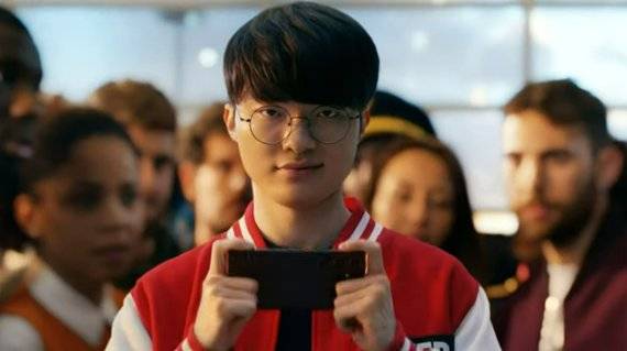 지난달 미국 샌프란시스코에서 열린 갤럭시23 언팩 행사에서 페이커가 스마트폰으로 게임하는 영상을 내세웠다. 사진 삼성전자