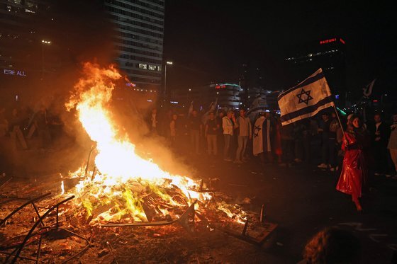 지난 27일 텔아비브에서 열린 사법 개혁 반대 시위 집회에서 시위대가 도로에 모닥불을 피우고 있다. AFP=연합뉴스