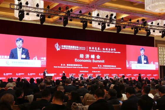중국이 '제로 코로나' 정책을 폐기한 이후 주최하는 첫 대규모 오프라인 국제회의인 중국발전고위급포럼(이하 발전포럼)이 지난 25일 베이징 댜오위타이(釣魚台) 국빈관에서 열리고 있다. 연합뉴스