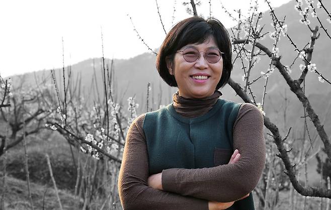 정지아는 “소설은 상처받은 자들을 돌아보는 것이자 가장 낮은 데서 가장 낮은 사람들의 존재 이유, 존재의 아름다움을 밝혀주는 것”이라고 했다. 지난 10일 구례 자택 마당에서 사진을 촬영했다. 뒤로 지리산 능선이 보인다. 전남 구례 | 김종목 기자