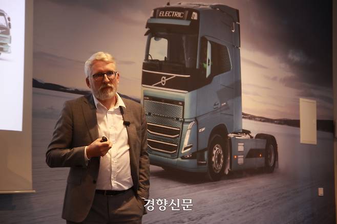 랄스 몰텐손 볼보트럭 환경·혁신 디렉터가 지난 14일(현지시간) 스웨덴 예테보리 볼보트럭 본사에서 볼보 트럭의 기후 대응 전략을 설명하고 있다. 강한들 기자