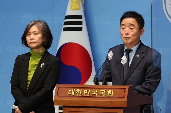 더불어민주당 정순신 검사특권 진상조사단 TF 강득구 단장(오른쪽)과 강민정 의원이 27일 국회관에서 반포고등학교 방문 결과 발표 기자회견을 하고 있다.  연합뉴스