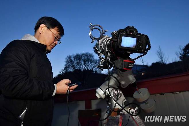 정성훈 천체사진가가 날이 어두워지기 시작하자 자신의 스마트폰으로 적도의의 이상유무를 점검하고 있다.